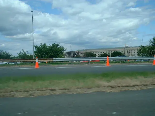 高速道路から見えたペンタゴン。左手の建物が焼け落ち、クレーンが作業をしていた