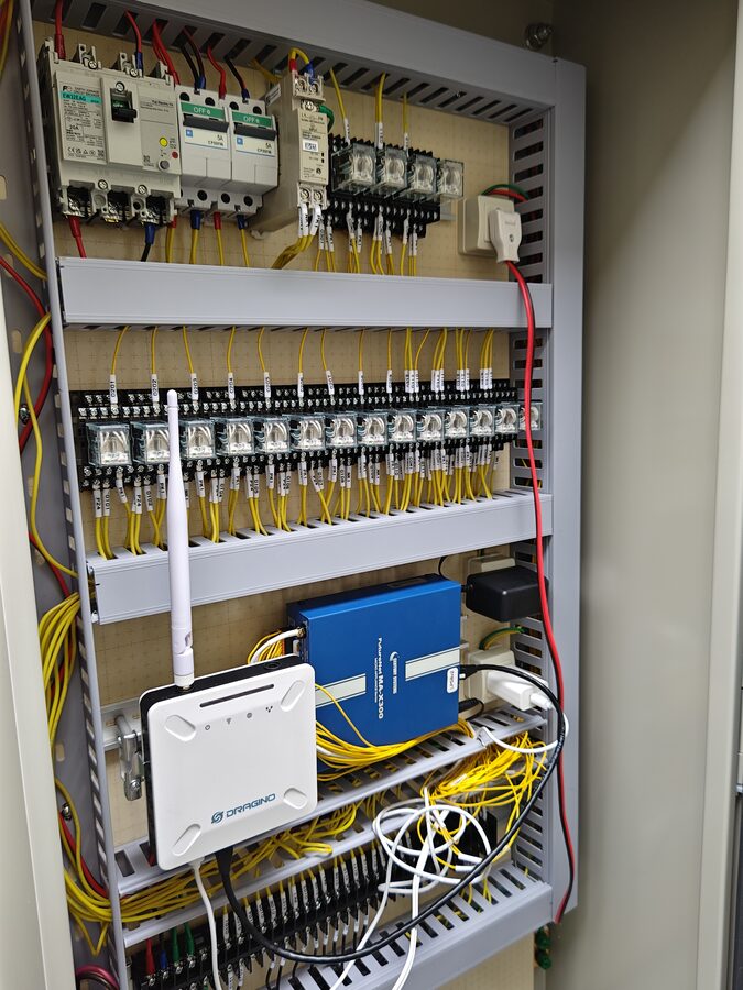 既設制御盤の内部、IoT ゲートウェイと LoRaWAN 機器を組み込み中の様子
