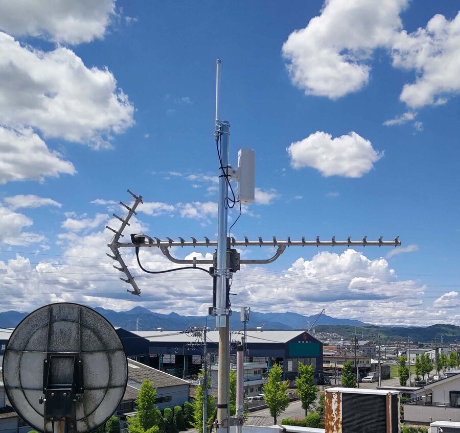 本部建屋屋上に設置した LoRaWAN ゲートウェイ